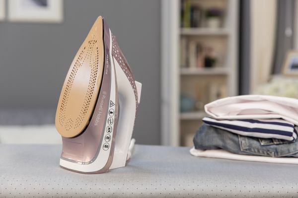 Russell Hobbs Pearl Glide Iron